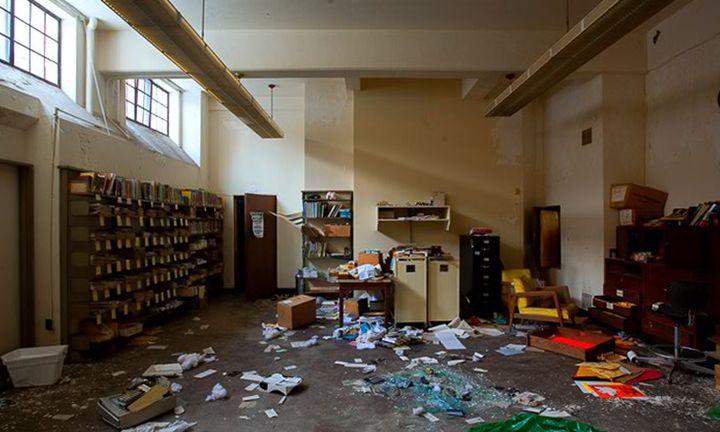 Abandoned Library Escape Game Screenshot