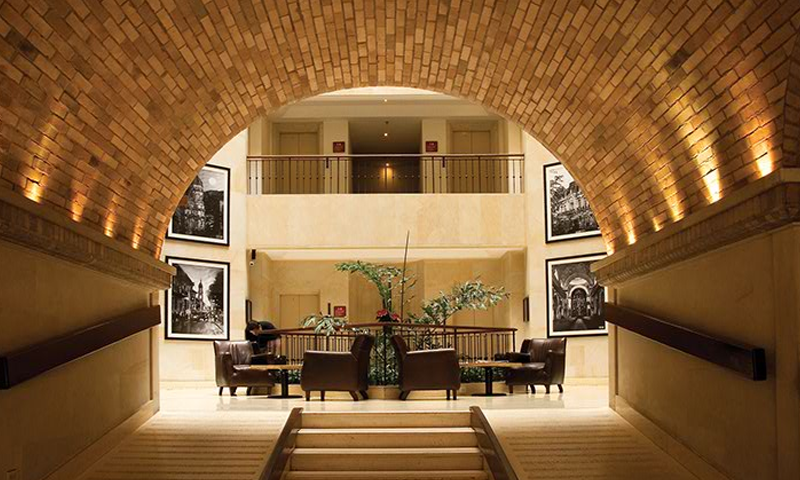 Escape From Hilton Bogota Game Screenshot